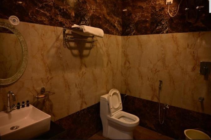 Hotel Raghuveer Inn By Bookingcare Sitapur Muafi Exterior photo